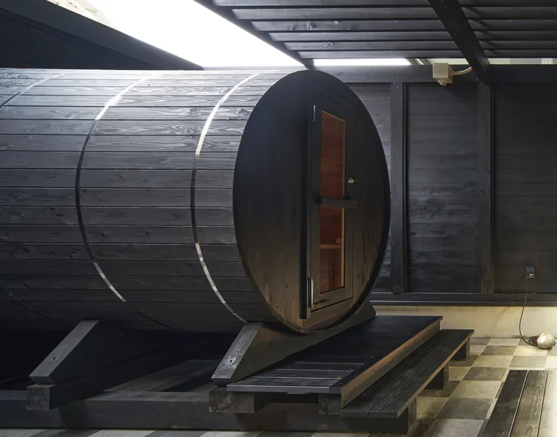 Stone Black — モノトーンのシックなバレルサウナ