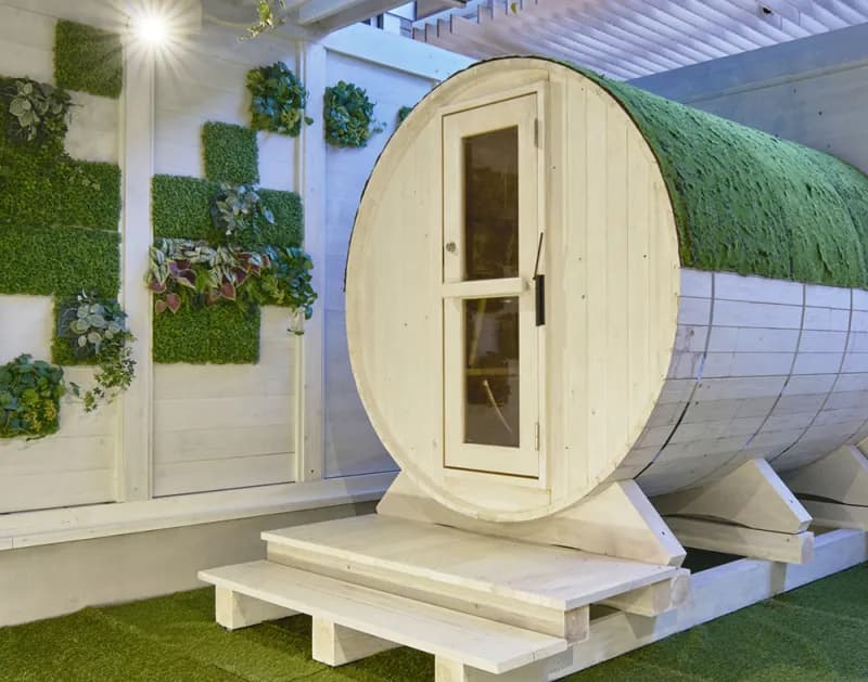 Plant White — 白と緑のバレルサウナ空間